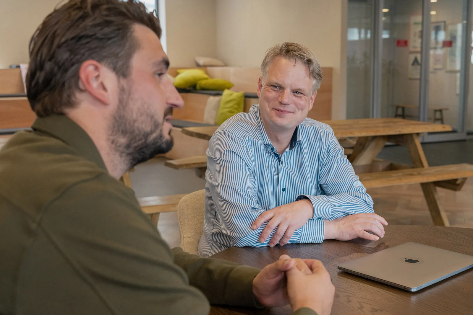 Klantgesprek aan tafel op het kantoor van PROMPTED in Groningen